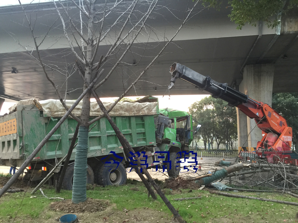 武漢設備吊裝公司趕上大雨天怎么辦？