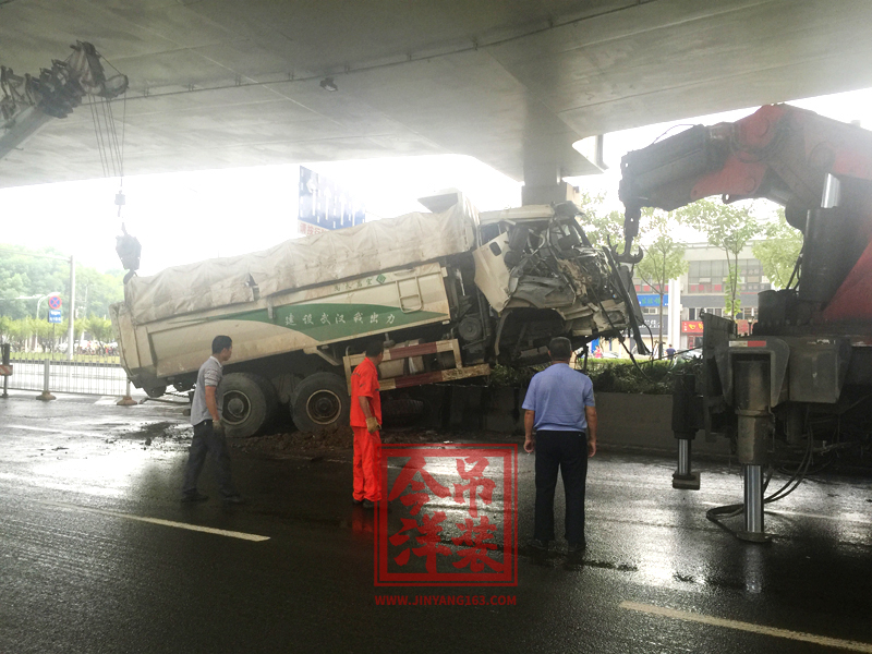 交通施救（高架橋下，限制空間）